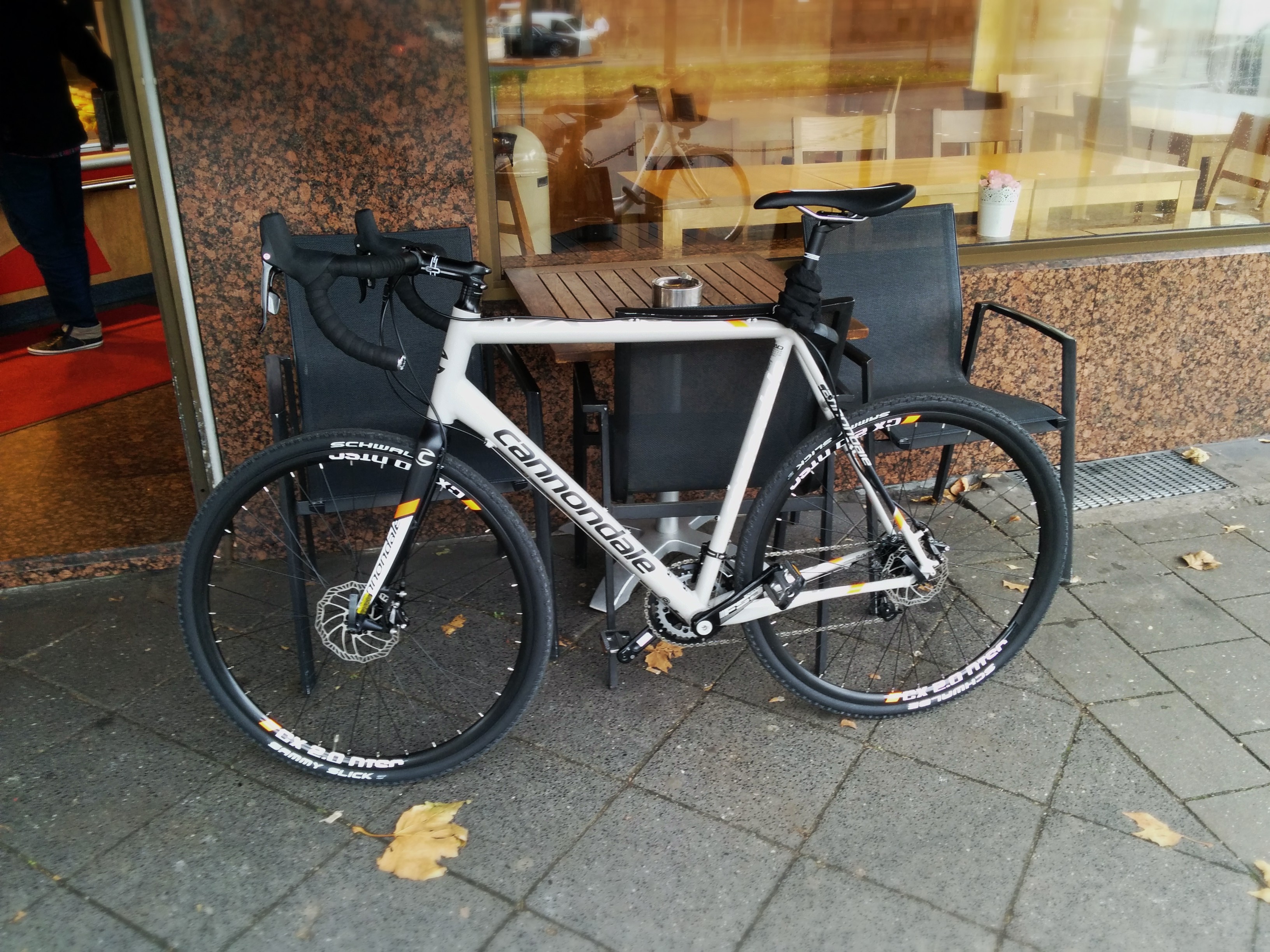 Foto vom CAADX vor einer Bäckerei