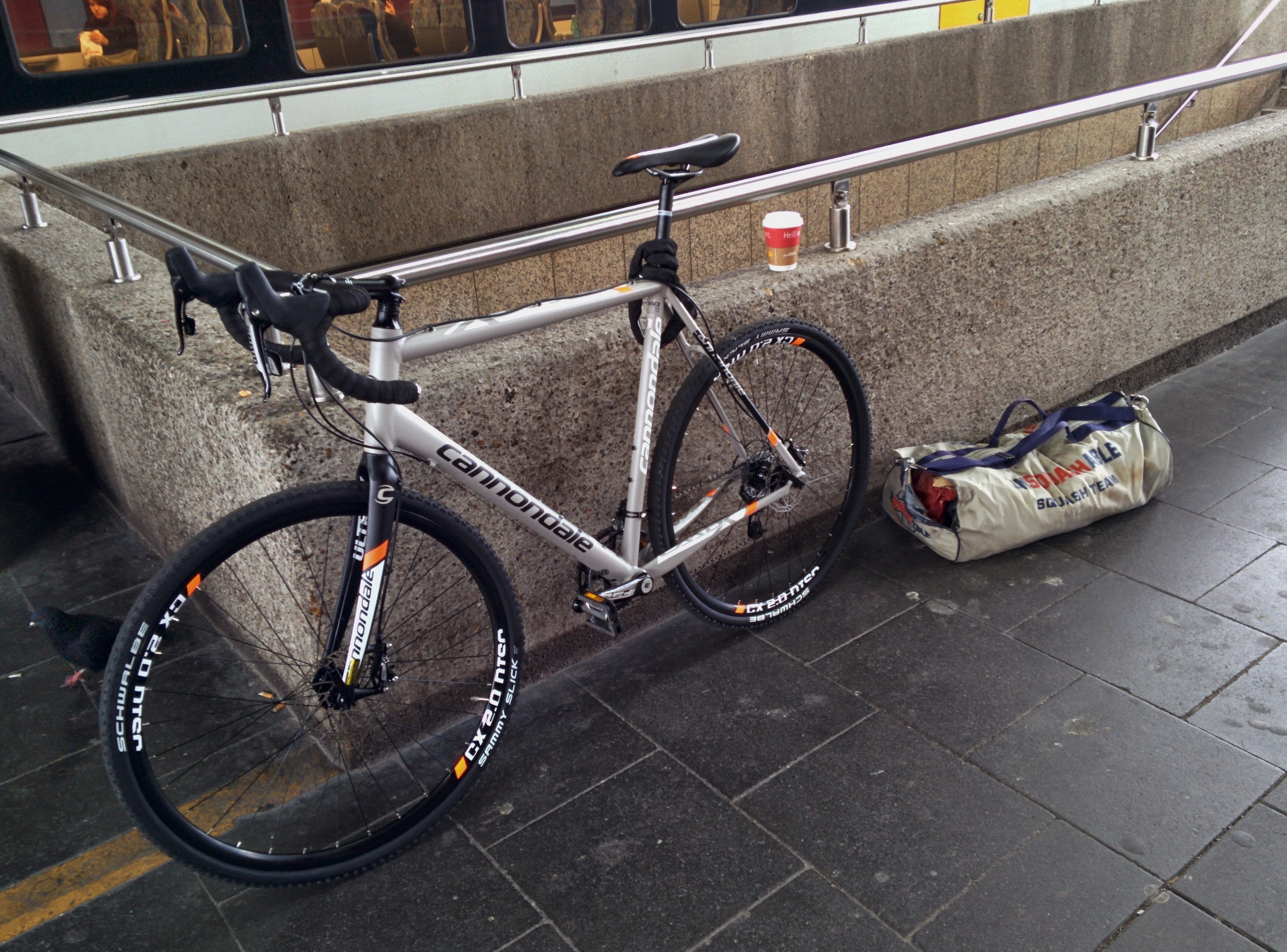 Foto vom CAADX am Gleis des Düsseldorfer Hbf