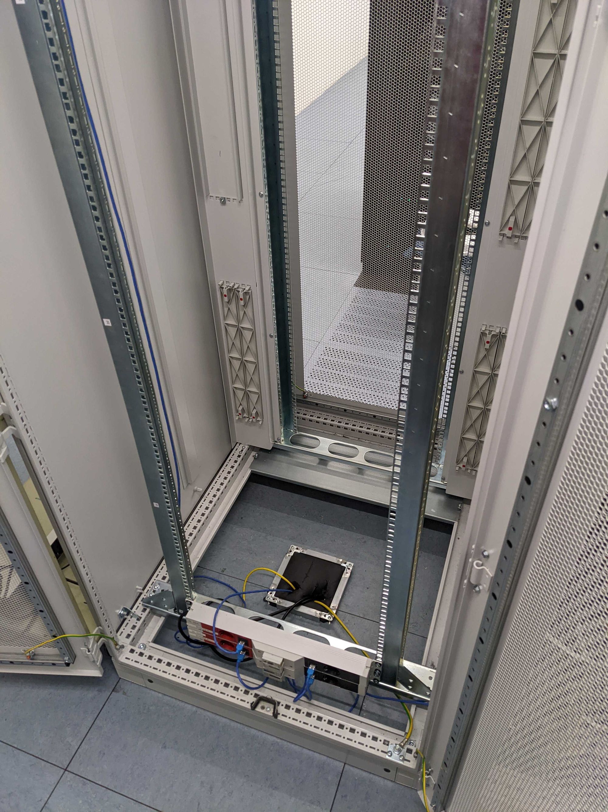 Adieu, Rack R7B8! Foto des nun geleerten Racks R7B8